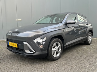 Hyundai Kona 1.6 GDI 141pk HEV Comfort | Camera | Draadloos carplay | Climate control | Adaptive cruise control | Keyless entry | Full Led koplampen | 16'' velgen | Parkeersensoren voor en achter
