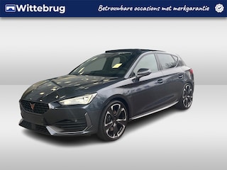 Cupra Leon 1.4 e-Hybrid VZ 245pk DSG Performance / Panorama dak / 19'' LMV / Parkeersensoren voor en achter / Navigatie / Carplay