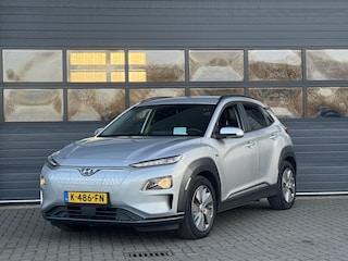 Hyundai Kona EV FASHION 64 KWH I 3 FASE I 100% SOH I P-CAMERA I AUTOMAAT I APPLE CARPLAY