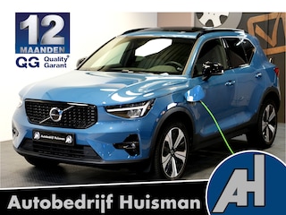 Volvo XC40 1.5 T4 Plug-in Hybrid 155kW/211pk DCT7 Plus Dark FACELIFT! PANORAMADAK + HARMAN/KARDON + CAMERA + CLIMA + CRUISE + NAVI SENSUS + LANE ASSIST + SPORTSTOELEN + KEYLESS ENTRY&GO + EL.ACHTERKLEP + PD-GLASS + PARKSENSOREN V&A + 18" LM-VELGEN!!