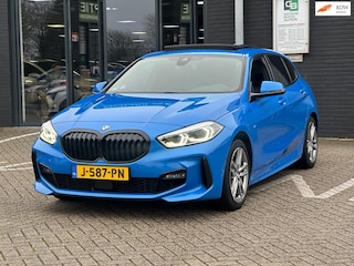 BMW 118i Executive Edition/PANO-DAK/NAVI/CARPLAY/LED/NL AUTO NAP!!