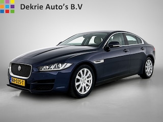 Jaguar XE 2.0 Prestige Automaat / Navigatie / Leder / Cruise-ctr. / Lmv 17"/ Stoelverw. / Camera / Apk 11-2026