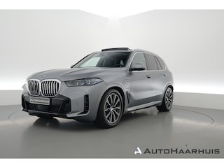 BMW X5 xDrive50e M Sport | Frozen Pure Grey | Stoelventilatie + Stoel- stuurverw.| Pano | HUD | Luchtvering | Elek. trekhaak | | 360 Cam | H&K | Adapt. Cruise | Softclose | Iconic glow | 20'' V
