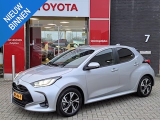 Toyota Yaris 1.5 Hybrid 115 First Edition PDC VOOR EN ACHTER STUUR EN STOELVERWARMING ADAPTIVE CRUISE CAMERA