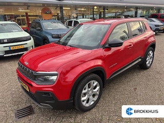 Jeep Avenger Longitude 54 kWh Camera | Adaptieve Cruise | Parkeersensoren Achter | Carplay | Digitaal Dashboard | Airco | LED | Achteruitrijcamera | Airco (automatisch) | Apple Carplay/Android Auto|telefoonintegratie premium