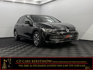 Volkswagen Golf 8.5 1.5 TSI Life Edition Half leder, Parkeersensoren, Navi, Winterpakket, Virtual desk, Sfeerverlichting, Keyless start, Cruise control