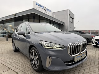 BMW 2-serie Tourer 218i Luxury Line Pano-Dak | Trekhaak | Stuur & Stoelverw. |