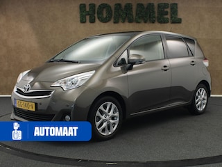 Toyota Verso-S 1.3 VVT-i Trend - ORIGINEEL NEDERLANDSE AUTO - AFNEEMBARE TOYOTA TREKHAAK - TREKGEWICHT 800 KG - AFKOMSTIG VAN 2E EIGENAAR - NAVIGATIE - BLUETOOTH - PANORAMADAK - CAMERA - ARMSTEUN VOOR - CLIMATE CONTROL - PARKEERSENSOREN VOOR - COMPLETE ONDERHOUDSHISTORIE AANWEZIG