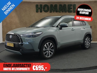 Toyota Corolla Cross 2.0 High Power Hybrid First Edition - ORIGINEEL NEDERLANDSE AUTO - AFKOMSTIG VAN 1E EIGENAAR - 18 INCH LICHT METALEN VELGEN - DRAADLOZE TELEFOONLADER - ELEKTRISCHE ACHTERKLEP - THUISKOMER - VOORSTOELEN VERWARMD - PARKEERSENSOREN VOOR/ ACHTER - DEELS LEDEREN BEKLEDING - BOEKJES EN ONDERHOUDSHISTORIE AANWEZIG