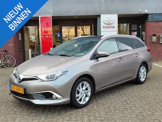 Toyota Auris Touring Sports 1.8 Hybrid LEASE PRO STOELVERW 4S-BANDEN PARK-SENSOREN BLUETOOTH CRUISE NAVI CLIMA CAMERA KEYLESS PANODAK NL-AUTO