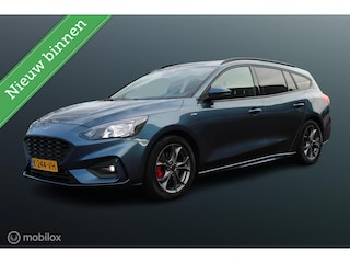 Ford Focus Wagon 1.0 EcoBoost Hybrid ST Line X Business, Camera, Electrische achterklep, Voor + achter Pdc, App connect, Digitaal dashboard, Clima, Navi, Donker glas, Carbon interieur, Rode remklauwen, Zwarte dakrails, 17 Inch Lmv.
