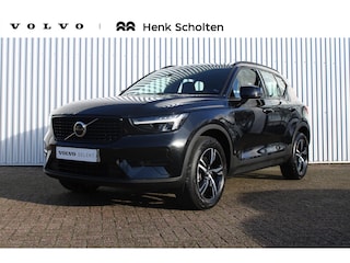 Volvo XC40 B4 Plus Dark | Verwarmbare Voorstoelen en Stuurwiel | Semi-Elektrische Trekhaak | Verwarmbare Voorruit | Premium Audio by Harman Kardon | Adaptieve Cruise Control | Park Assist