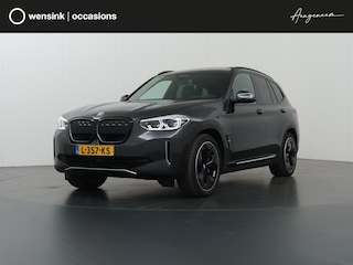 BMW iX3 High Executive 80 kWh | M-Pakket | SOH 95% | Panoramadak | Adaptieve Cruise Control | Ele. verstelbare stoelen + geheugen | Sportstoelen | 360 Camera | Apple CarPlay/Android Auto | Trekhaak El. uitklapbaar | HUD |