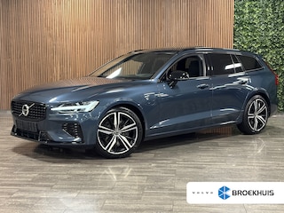 Volvo V60 T6 AWD Recharge R-Design | Vol! | Schuifdak | Trekhaak | Stoelventilatie | FOUR-C Onderstel* | 360° Camera | Head-Up Display | Harman Kardon | Stoelmassage | Adaptieve Cruise Control | Standkachel met Volvo On Call App | Stoelverwarming voor+achter | Stuurwielverwarming | Full LED Meesturende koplampen | Pilot Assist | BLIS Dode Hoek Detectie | Gelamineerde/geluidwerende zijruiten | 19 Inch | Voorstoelen elektrisch geheugen | Zitting verlenging voorstoelen | Nappa Lederen bekleding | Keyless Drive | Parkeersensoren voor+achter | Privacy Glass | Elektrisch bedienbare achterklep | Alarm Klasse III | DAB Radio | Apple Carplay/Android Auto | Denim Blue Metallic |