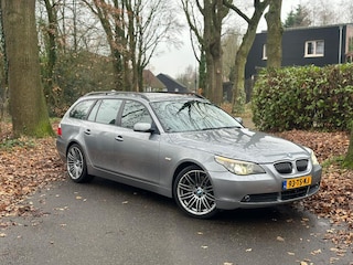 BMW 5-serie Touring 535d High Executive INRUILKOOPJE! (NAVIGATIE, TREKHAAK, XENON, ELEKTRISCHE STOEL, LUCHTVERING, NL-AUTO)