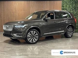 Volvo XC90 T8 AWD Recharge Ultra Bright Stoelventilatie | All Season Banden | Head-Up Display | 455pk | Harman Kardon | Stoelmassage | Alcantara hemelbekleding | Adaptieve Cruise Control | Stoelverwarming voor+achter | Stuurwielverwarming | Schuifdak | Full LED Meesturende koplampen | Pilot Assist | BLIS Dode Hoek Detectie | Lederen zonnekleppen en handgrepen | Parkeercamera | Elektrische voorstoelen geheugen | Nappa lederen bekleding | Zitting verlenging voorstoelen | Lederen dashboard | Google Infotainment | Keyless Drive | Parkeersensoren voor+achter | Elektrisch bedienbare achterklep | Geintegreerd kinderzitje achterin | Geintegreerde zongordijnen achterportieren | 7-Persoons | 4-Zone Climate Control | Verlichte instaplijsten | DAB Radio | Apple Carplay/Android Auto | Draadloos telefoon opladen | Volvo On Call met mobiele App functie | Platinum Grey Metallic |