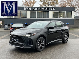 Toyota bZ4X ACTIVE 71 kWh VAN: €39.900,- VOOR: €35.440,- UW EINDEJAARSVOORDEEL: €4.460,- | 3 FASE| NIEUWE AUTO!!| 10 JAAR VOLLEDIGE FABRIEKSGARANTIE TOYOTA!| WARMTEPOMP| ADAPTIVE CRUISE| ACHTERUITRIJ CAMERA|