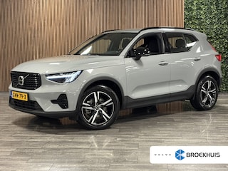 Volvo XC40 B4 Plus Dark Trekhaak | All Season banden | Harman Kardon | Bestuurdersstoel elektrisch geheugen | Adaptieve Cruise Control | Stoel en Stuurwielverwarming | Google Infotainment | Parkeercamera | Pilot Assist | BLIS Dode Hoek Detectie | Keyless Drive | Parkeersensoren voor+achter | Passagiersstoel elektrisch | Elektrisch bedienbare achterklep | 18 Inch | Zitting verlenging voorstoelen | DAB Radio | Apple Carplay/Android Auto | Draadloos telefoon opladen | Volvo On Call met mobiele App functie | Vapour Grey Metallic |