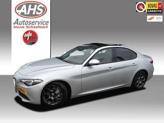 Alfa Romeo Giulia 2.0T Super, panoramadak, rood leder