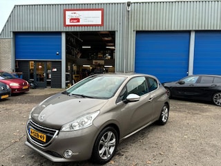 Peugeot 208 1.2 VTi Allure. HELE NIEUWE MOTOR IN GEGAAN !!!