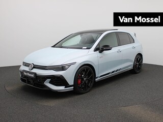 Volkswagen Golf 2.0 TSI GTI Clubsport 301 PK | Panoramdak | Head-Updisplay | LED Matrix | Dynamic Chassis Control | Stoelverwarming | Achteruitrijcamera | 19 Inch Estoril Velgen | Black Style