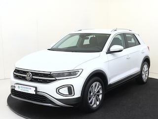 Volkswagen T-Roc 1.5 TSI Style | Digital cockpit Pro | Dodehoek detectie | Stoel- en stuurwielverwarming | Achteruitrijcamera | Parkeerassistent | CarPlay | Adaptieve cruise control |