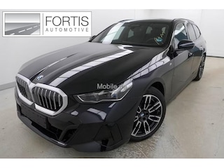 BMW 5-serie Touring 520iA M-SPORT ** ADAPT. LED, LEDER, PANORAMA, TREKH, H&K SOUND, DR. ASS+ ** 1e EIG - UNFALLFREI ** ** INFORMEER OOK NAAR ONZE AANTREKKELIJKE FINANCIAL-LEASE TARIEVEN **
