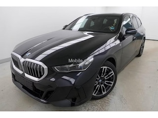 BMW 5-serie Touring 520iA M-SPORT ** ADAPT. LED, LEDER, PANORAMA, TREKH, H&K SOUND, DR. ASS+ ** 1e EIG - UNFALLFREI ** ** INFORMEER OOK NAAR ONZE AANTREKKELIJKE FINANCIAL-LEASE TARIEVEN **