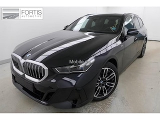 BMW 5-serie Touring 520iA M-SPORT ** ADAPT. LED, LEDER, PANORAMA, TREKH, H&K SOUND, DR. ASS+ ** 1e EIG - UNFALLFREI ** ** INFORMEER OOK NAAR ONZE AANTREKKELIJKE FINANCIAL-LEASE TARIEVEN **