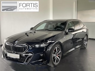 BMW 5-serie Touring 540d xDrive M-SPORT Pro ** LED, PANORAMA, LEDER, 20-inch LMV, ICONIC GLOW, TREKH ** Ex BMW - € 29.800 onder NP ** ** INFORMEER OOK NAAR ONZE AANTREKKELIJKE FINANCIAL-LEASE TARIEVEN **