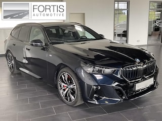 BMW 5-serie Touring 540d xDrive M-SPORT Pro ** LED, PANORAMA, LEDER, 20-inch LMV, ICONIC GLOW, TREKH ** Ex BMW - € 25.900 onder NP ** ** INFORMEER OOK NAAR ONZE AANTREKKELIJKE FINANCIAL-LEASE TARIEVEN **