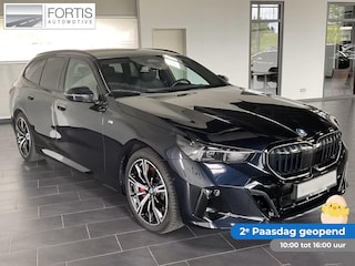 BMW 5-serie Touring 540d xDrive M-SPORT Pro ** LED, PANORAMA, LEDER, 20-inch LMV, ICONIC GLOW, TREKH ** Ex BMW - € 25.900 onder NP ** ** INFORMEER OOK NAAR ONZE AANTREKKELIJKE FINANCIAL-LEASE TARIEVEN **