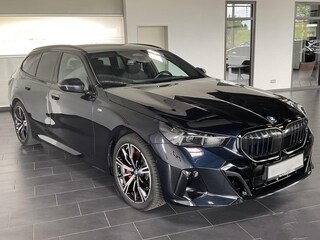 BMW 5-serie Touring 540d xDrive M-SPORT Pro ** LED, PANORAMA, LEDER, 20-inch LMV, ICONIC GLOW, TREKH ** Ex BMW - € 25.900 onder NP ** ** INFORMEER OOK NAAR ONZE AANTREKKELIJKE FINANCIAL-LEASE TARIEVEN **