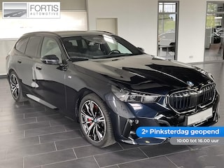 BMW 5-serie Touring 540d xDrive M-SPORT Pro ** LED, PANORAMA, LEDER, 20-inch LMV, ICONIC GLOW, TREKH ** Ex BMW - € 25.900 onder NP ** ** INFORMEER OOK NAAR ONZE AANTREKKELIJKE FINANCIAL-LEASE TARIEVEN **