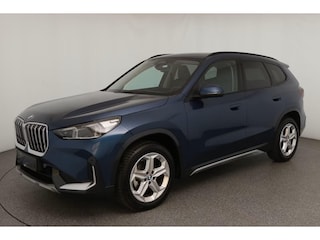 BMW X1 sDrive18iA xLine ** ADAPT. LED, LEDER, PANORAMA, TREKH, ADAPT. CRUISE, ACT. SPORTST ** 1e EIG - Ex BMW-AG - UNFALLFREI ** ** INFORMEER OOK NAAR ONZE AANTREKKELIJKE FINANCIAL-LEASE TARIEVEN **