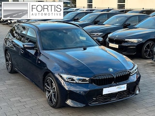 BMW 3-serie Touring 320d xDrive M-SPORT ** LED, NAVI+, HALF-LEDER, VERW. STUUR, HuD, TREKH, 19-inch LMV, TANSANIT BLAU ** 1e EIG - UNFALLFREI ** ** INFORMEER OOK NAAR ONZE AANTREKKELIJKE FINANCIAL-LEASE TARIEVEN **