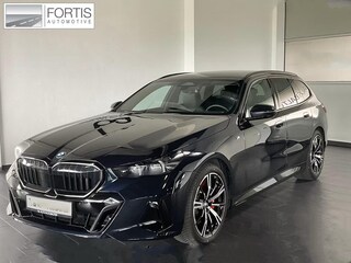 BMW 5-serie Touring 540d xDrive M-SPORT Pro ** LED, PANORAMA, LEDER, 20-inch LMV, ICONIC GLOW, TREKH ** Ex BMW - € 26.800 onder NP ** ** INFORMEER OOK NAAR ONZE AANTREKKELIJKE FINANCIAL-LEASE TARIEVEN **