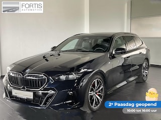 BMW 5-serie Touring 540d xDrive M-SPORT Pro ** LED, PANORAMA, LEDER, 20-inch LMV, ICONIC GLOW, TREKH ** Ex BMW - € 26.800 onder NP ** ** INFORMEER OOK NAAR ONZE AANTREKKELIJKE FINANCIAL-LEASE TARIEVEN **