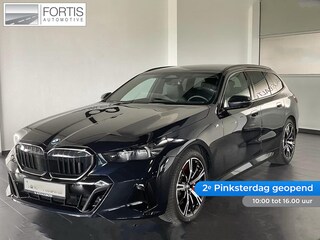 BMW 5-serie Touring 540d xDrive M-SPORT Pro ** LED, PANORAMA, LEDER, 20-inch LMV, ICONIC GLOW, TREKH ** Ex BMW - € 26.800 onder NP ** ** INFORMEER OOK NAAR ONZE AANTREKKELIJKE FINANCIAL-LEASE TARIEVEN **