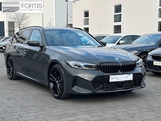 BMW 3-serie Touring 320d xDrive M-SPORT ** LED, NAVI+, PANORAMA, HuD, TREKH, 19-inch LMV, DRAVIT GRAU ** 1e EIG - UNFALLFREI ** ** INFORMEER OOK NAAR ONZE AANTREKKELIJKE FINANCIAL-LEASE TARIEVEN **