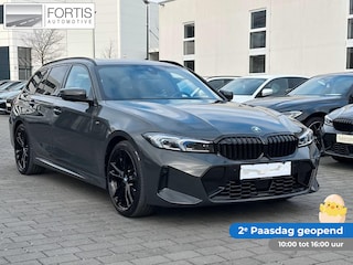 BMW 3-serie Touring 320d xDrive M-SPORT ** LED, NAVI+, PANORAMA, HuD, TREKH, 19-inch LMV, DRAVIT GRAU ** 1e EIG - UNFALLFREI ** ** INFORMEER OOK NAAR ONZE AANTREKKELIJKE FINANCIAL-LEASE TARIEVEN **