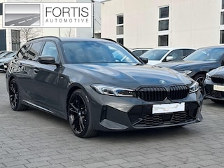 BMW 3-serie Touring 320d xDrive M-SPORT ** LED, NAVI+, PANORAMA, HuD, TREKH, 19-inch LMV, DRAVIT GRAU ** 1e EIG - UNFALLFREI ** ** INFORMEER OOK NAAR ONZE AANTREKKELIJKE FINANCIAL-LEASE TARIEVEN **