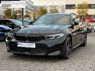 BMW 3-serie Touring 320d xDrive M-SPORT ** LED, NAVI+, HALF-LEDER, PANO, H&K, HuD, TREKH, 19-inch LMV ** 1e EIG - UNFALLFREI ** ** INFORMEER OOK NAAR ONZE AANTREKKELIJKE FINANCIAL-LEASE TARIEVEN **