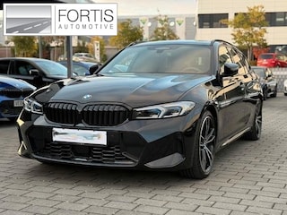 BMW 3-serie Touring 320d xDrive M-SPORT ** LED, NAVI+, HALF-LEDER, PANO, H&K, HuD, TREKH, 19-inch LMV ** 1e EIG - UNFALLFREI ** ** INFORMEER OOK NAAR ONZE AANTREKKELIJKE FINANCIAL-LEASE TARIEVEN **