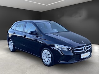 Mercedes-Benz B-klasse 250e Business ** APPLE/ANDROID - NAVI - HALF-LEDER - SPOORASS - CRUISE ** 1e EIG - UNFALLFREI ** ** INFORMEER OOK NAAR ONZE AANTREKKELIJKE FINANCIAL-LEASE TARIEVEN **