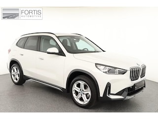 BMW X1 sDrive18iA xLine ** ADAPT. LED, LEDER, PANORAMA, TREKH, ADAPT. CRUISE, ACT. SPORTST ** 1e EIG - Ex BMW-AG - UNFALLFREI ** ** INFORMEER OOK NAAR ONZE AANTREKKELIJKE FINANCIAL-LEASE TARIEVEN **