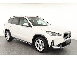 BMW X1 sDrive18iA xLine ** ADAPT. LED, LEDER, PANORAMA, TREKH, ADAPT. CRUISE, ACT. SPORTST ** 1e EIG - Ex BMW-AG - UNFALLFREI ** ** INFORMEER OOK NAAR ONZE AANTREKKELIJKE FINANCIAL-LEASE TARIEVEN **