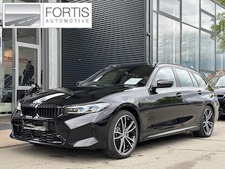 BMW 3-serie Touring 330e M-SPORT ** ADAPT. LED, HALF-LEDER, HuD, ACC, SHADOW LINE, H&K SOUND, 19-inch LMV ** 1e EIG - UNFALLFREI ** ** INFORMEER OOK NAAR ONZE AANTREKKELIJKE FINANCIAL-LEASE TARIEVEN **