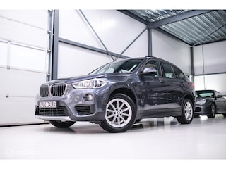BMW X1 sDrive18i High Executive | 1e eigenaar | Dealer OH | Trekhaak | Leder | Sportstoelen | HUD | Stoelverwarming | Clima | LED |