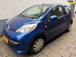 Peugeot 107 1.0-12V XS 3 deurs met een zeer nette kilometerstand